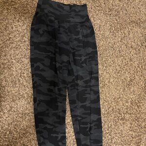 Athleta Salutation Camo Jogger Pants XS Xtra Small Black Camo Print Nylon Blend